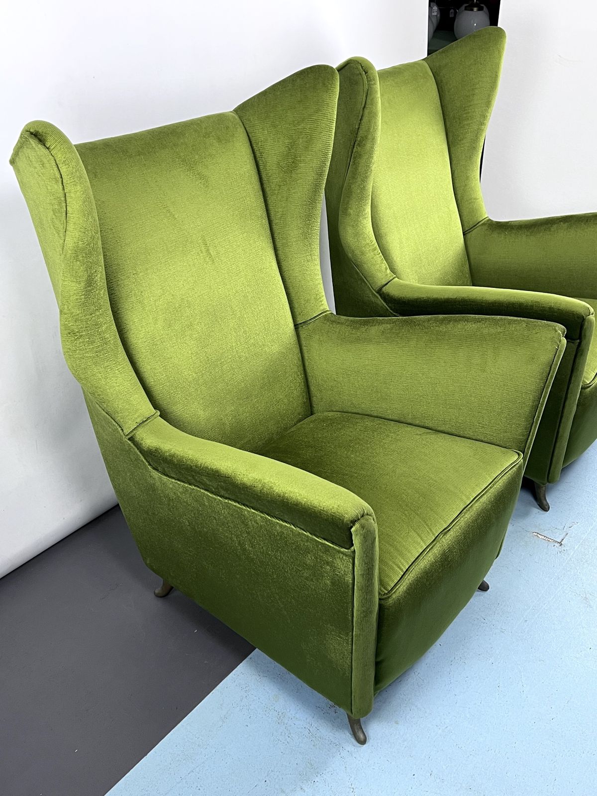 photo furniture Rare Mid Century Italian Green Velvet Isa Armchairs Attributable To Gio Ponti. 50s