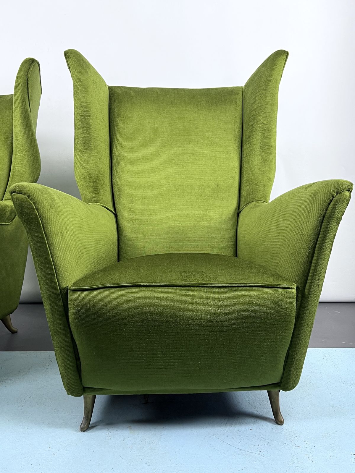 photo vinterior Rare Mid Century Italian Green Velvet Isa Armchairs Attributable To Gio Ponti. 50s