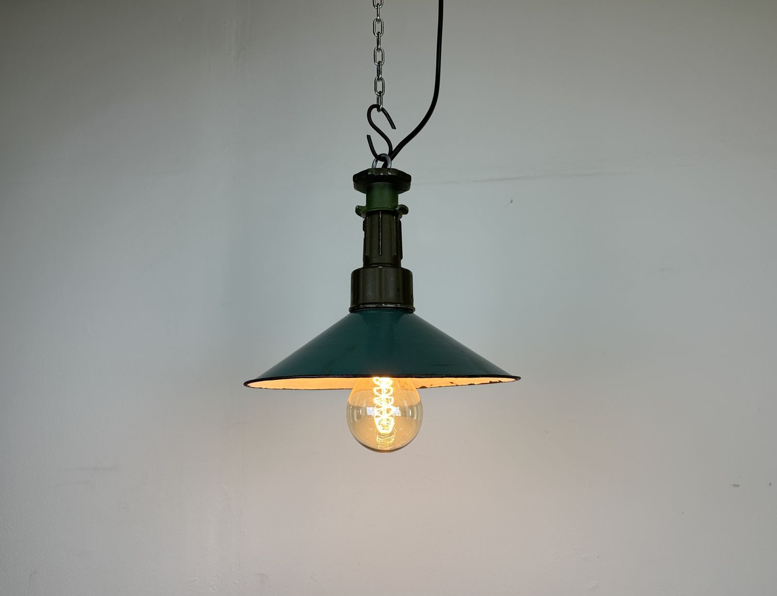 photo furniture Industrial Green Enamel Factory Pendant Lamp With Cast Aluminium Top, 1960s