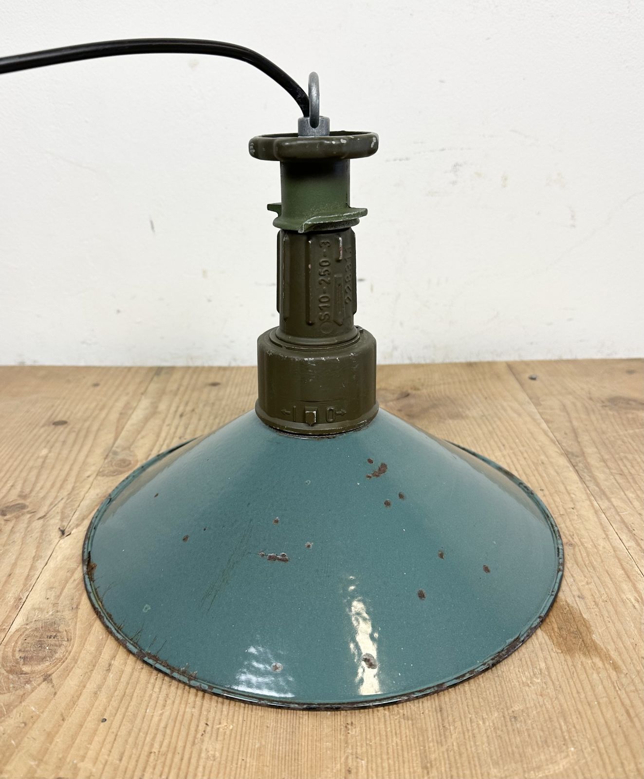 photo vintage Industrial Green Enamel Factory Pendant Lamp With Cast Aluminium Top, 1960s