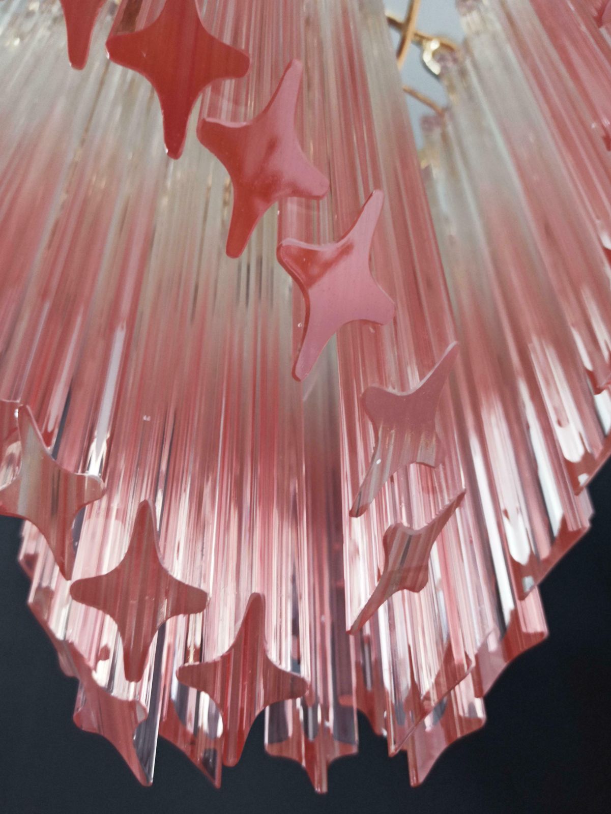 photo vintage Elegant And Unique Modern Pink Quadriedri Murano Glass Chandelier