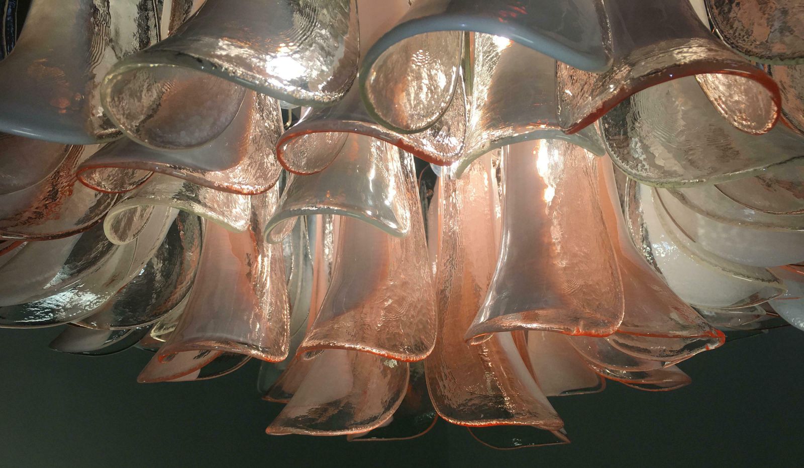 photo vintage Flamingo' 64 Petal Italian Chandeliers Ceiling Lights, Murano