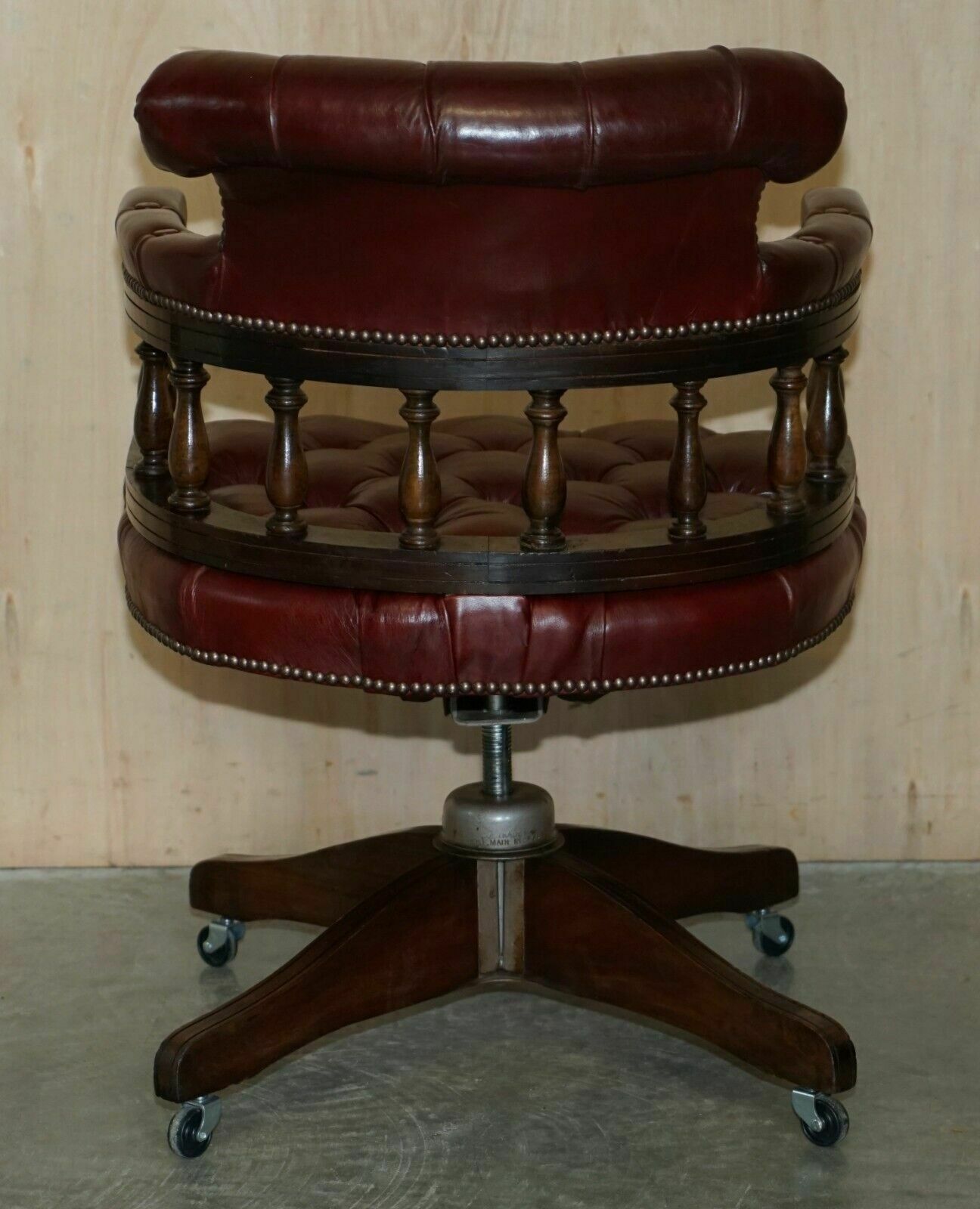 photo vinterior Fine Circa 1900 Antique Chesterfield Oxblood Captains Chairs Hillcrest Movement