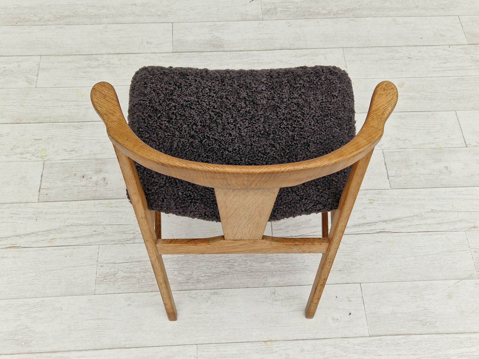 photo vintage 1960s, Danish Design By Henning Kjærnulf, Set Of 4 Dinning Chairs, Oak Wood, Sheepskin Imitation.
