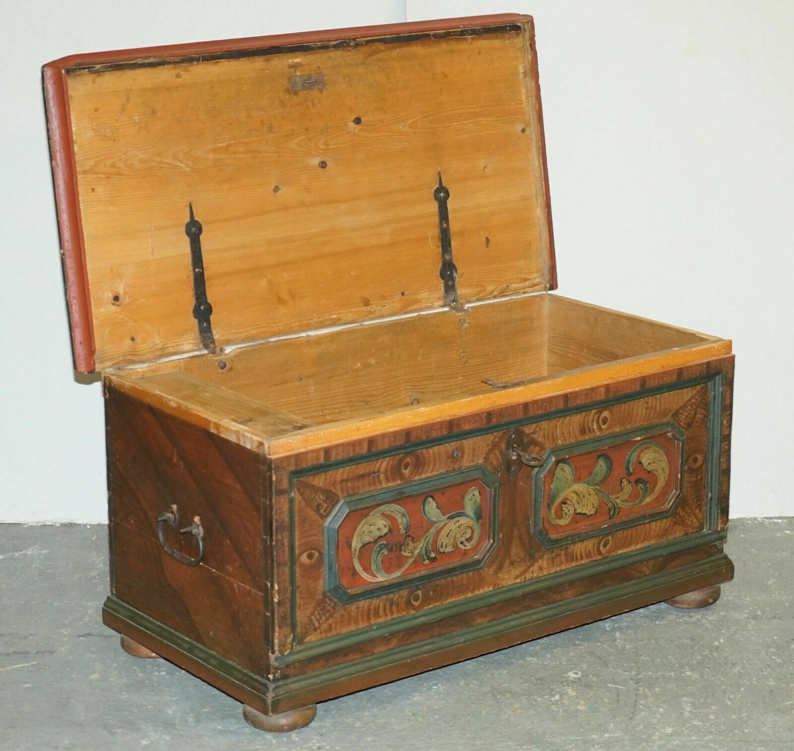 photo vinterior Circa 1800 Extra Large Antique Original Paint German Blanket Chest Coffer Trunk