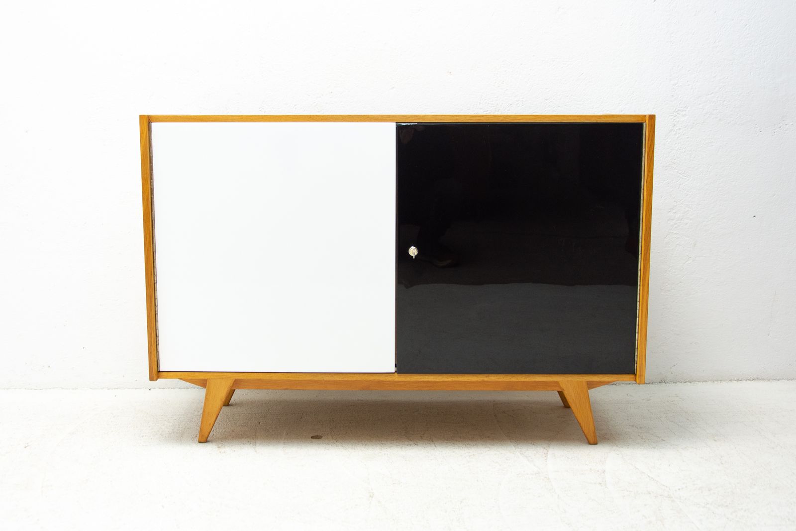 Volledig Gerestaureerd Mid Century Dressoir U 450 Van Jiří Jiroutek, Jaren 1960, Tsjecho Slowakije photo for sale