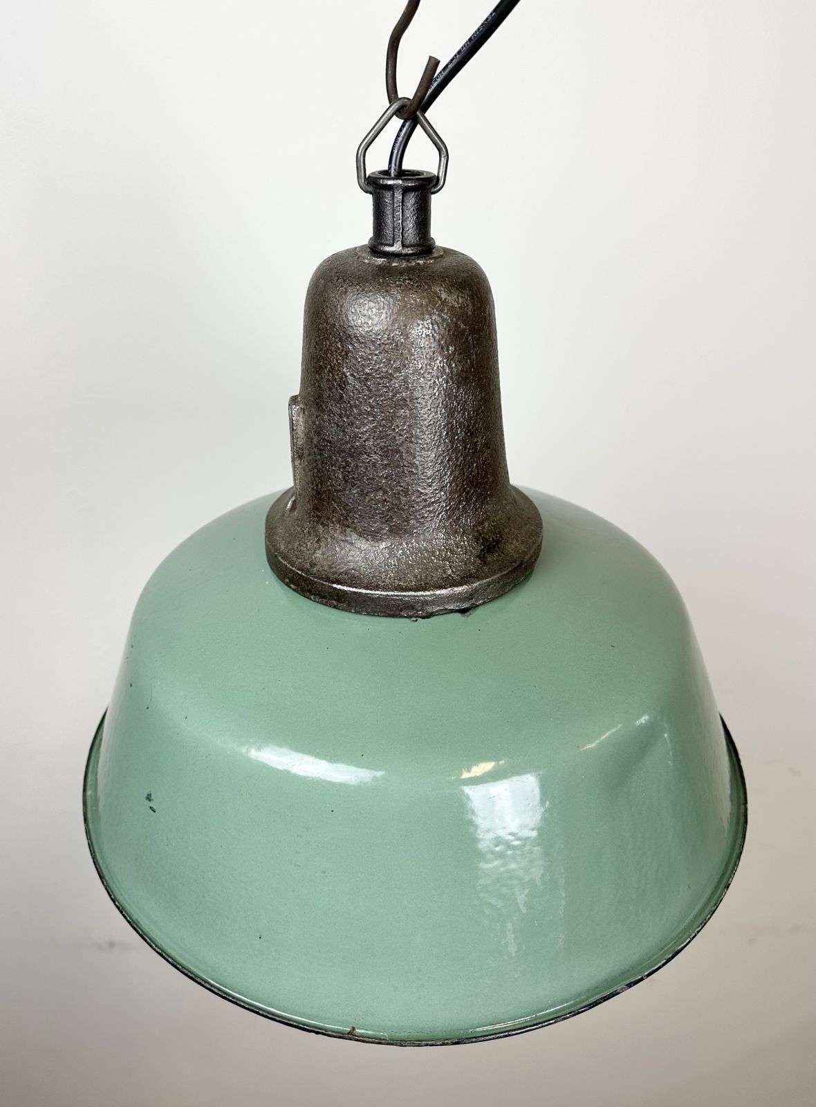 photo vintage Industrial Green Enamel Factory Lamp With Cast Iron Top, 1960s