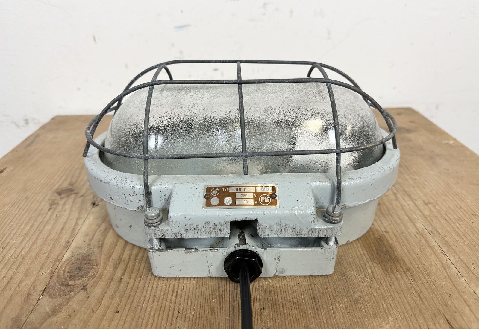 photo vintage Industrial Cast Aluminium Wall Light With Frosted Glass From Elektrosvit, 1970s, 7x