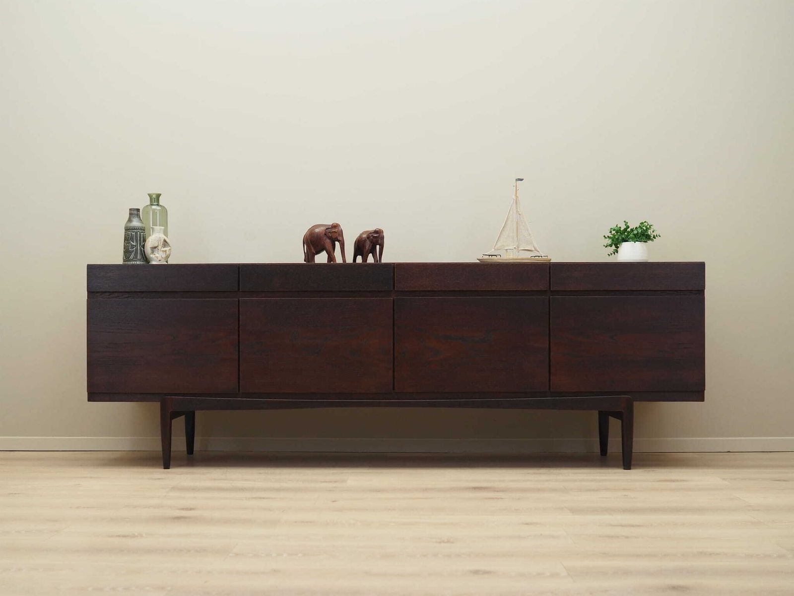 Eiken Dressoir, Deens Design, Jaren 1970, Ontwerper: Ib Kofod Larsen, Fabrikant: Faarup Møbelfabrik photo furniture