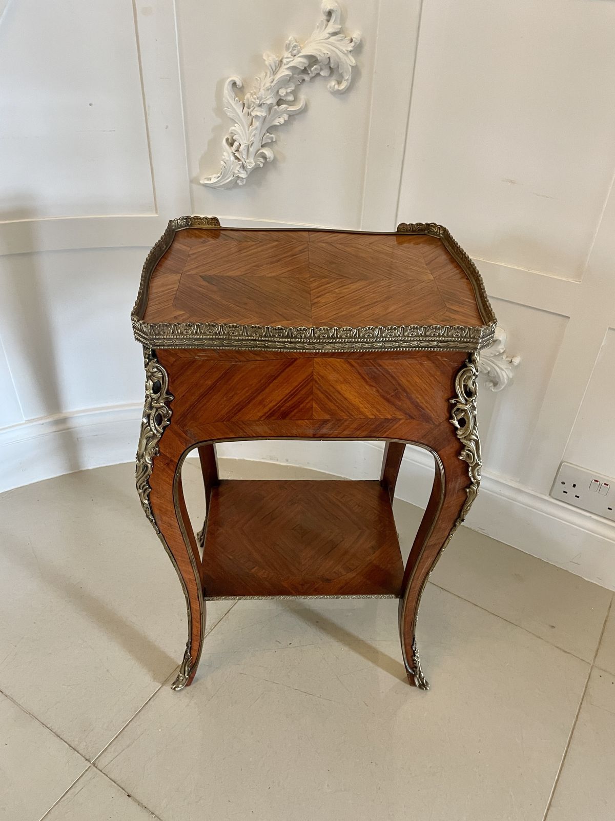 photo vintage Fine Quality Antique Freestanding French Kingwood And Ormolu Mounted Side Table