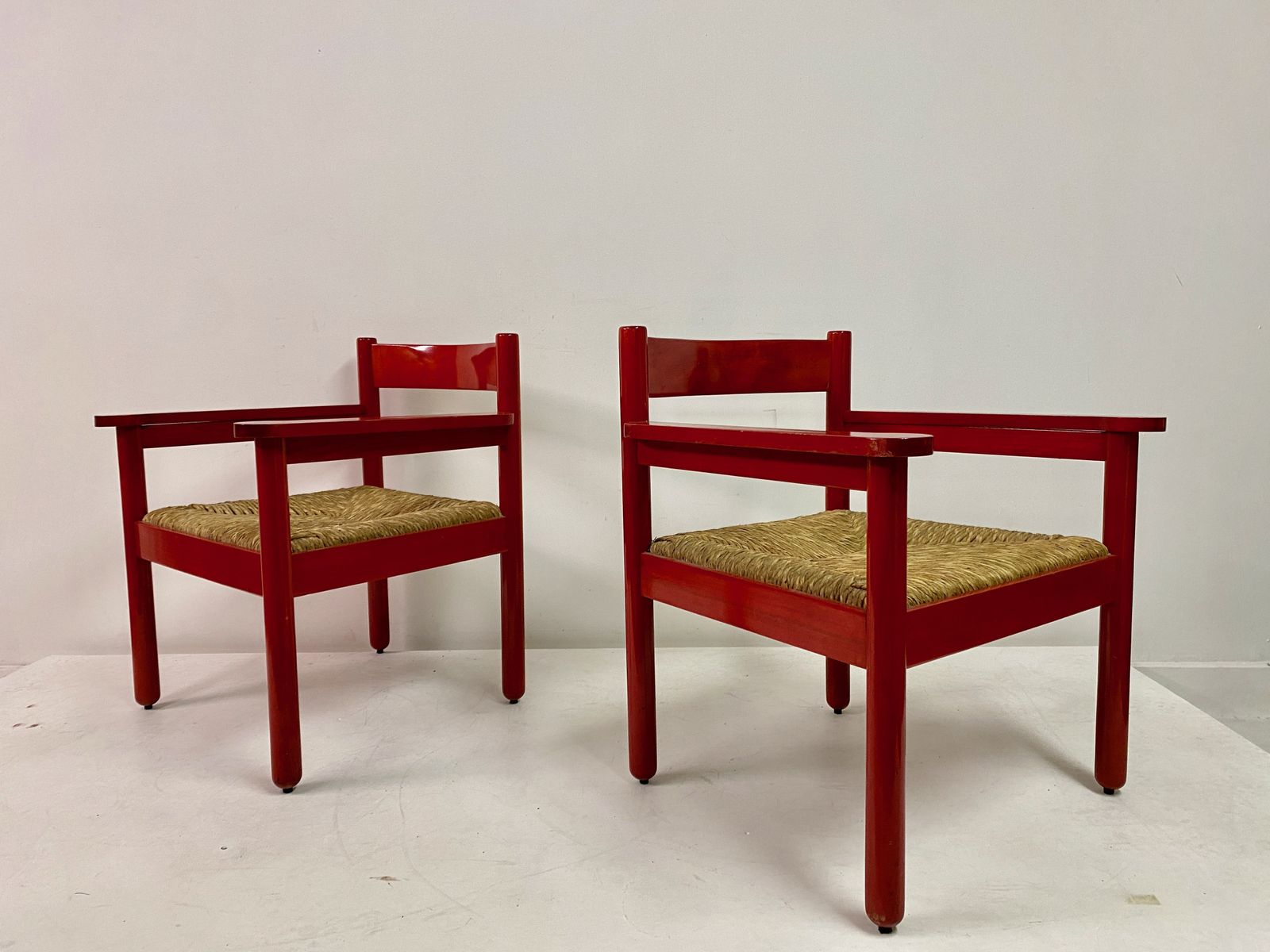 photo vintage Pair Of Italian Red Armchairs With Rush Seats