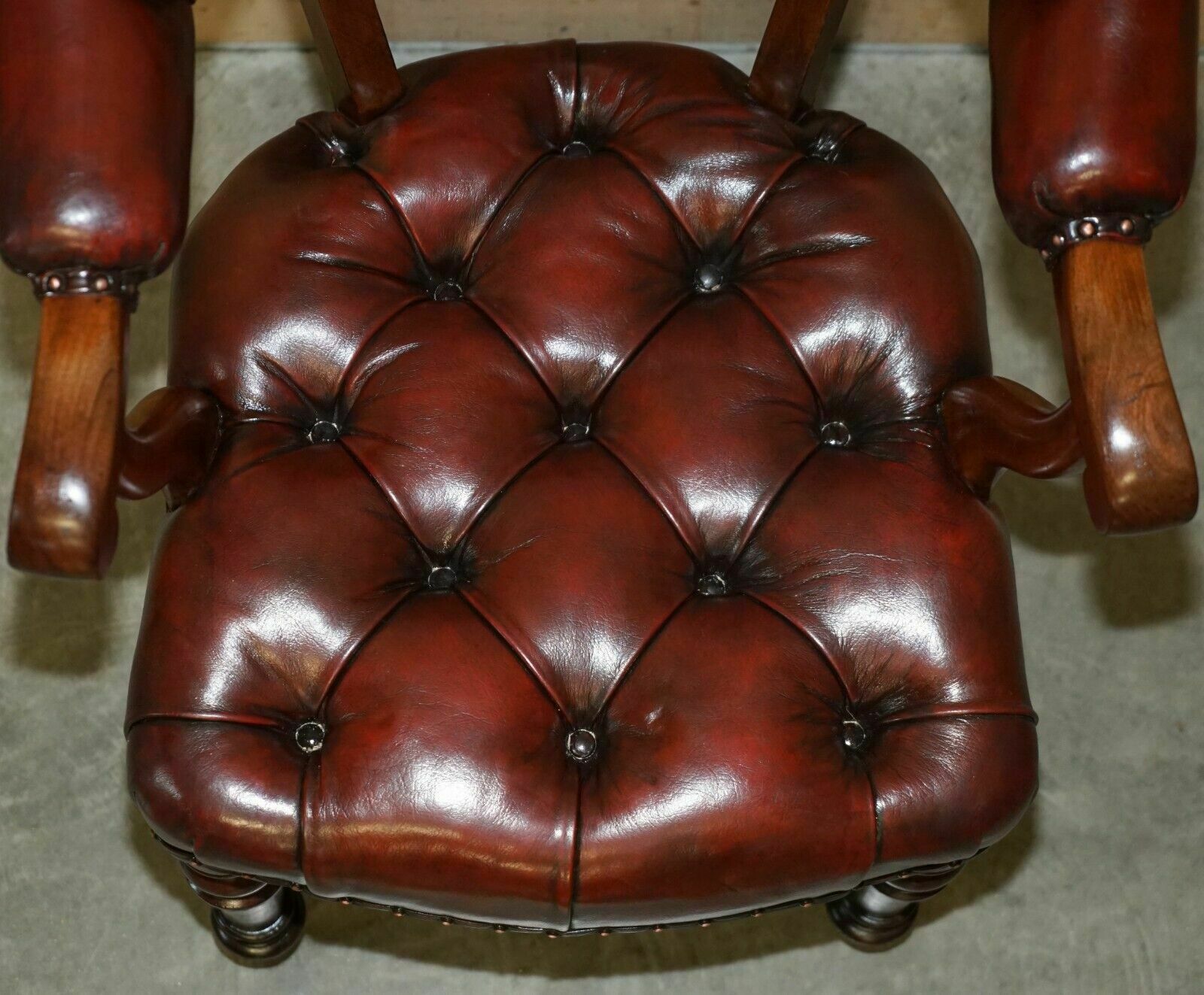 photo vintage Antique Restored Leather William IV Mahogany Chesterfield Captains Armchair