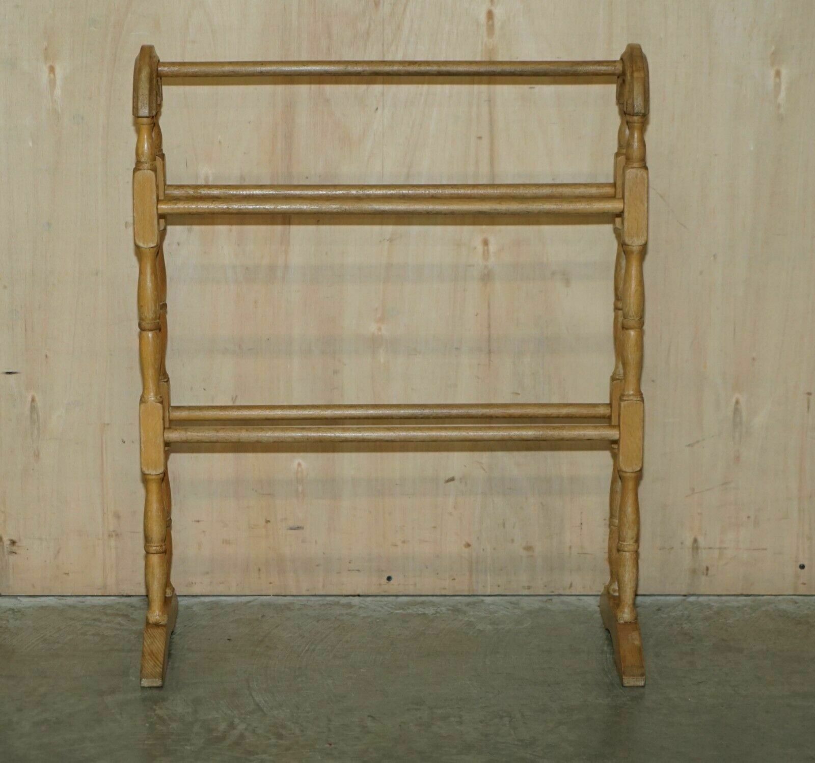 photo vintage Stunning Antique Circa 1900 Victorian Pine Towel Rail Elegant Turned Design