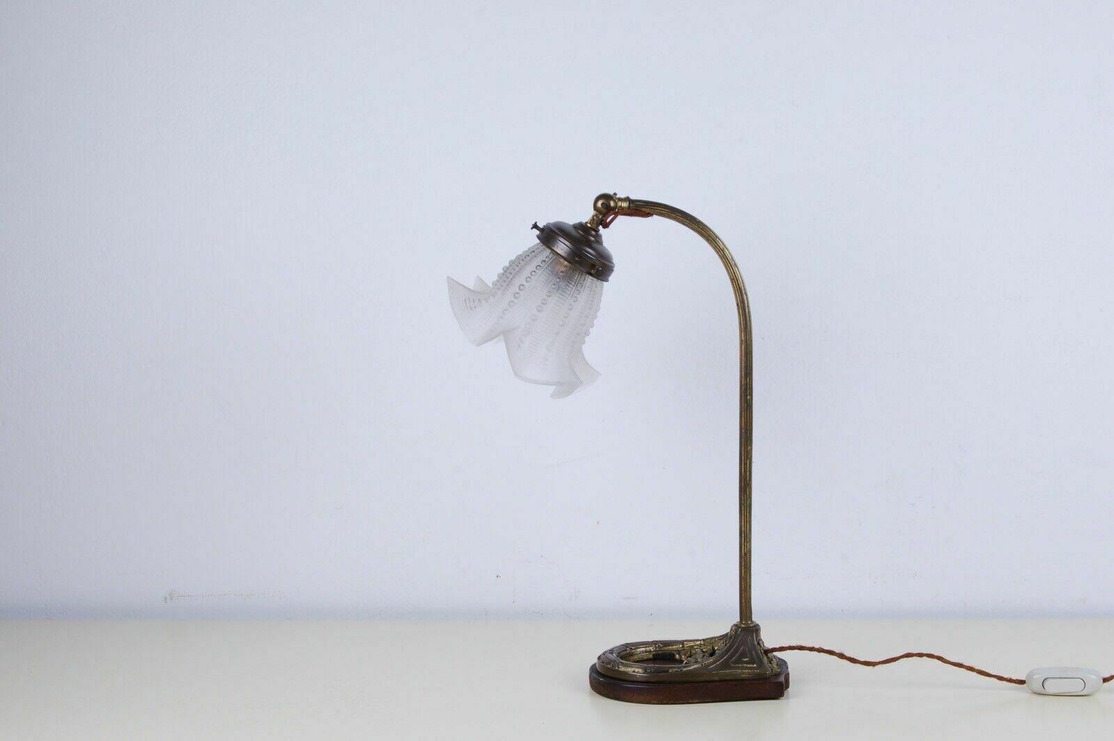 Vintage Table Lamp In Brass And Flower Lampshade In Sandblasted Glass From The 1930s photo 105.0