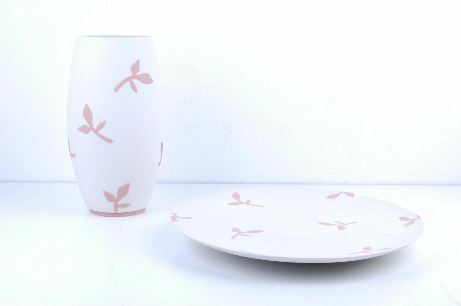 Paola Lenti For Salbeneo Porcelain Plate And Vase. Excellent Condition photo for sale