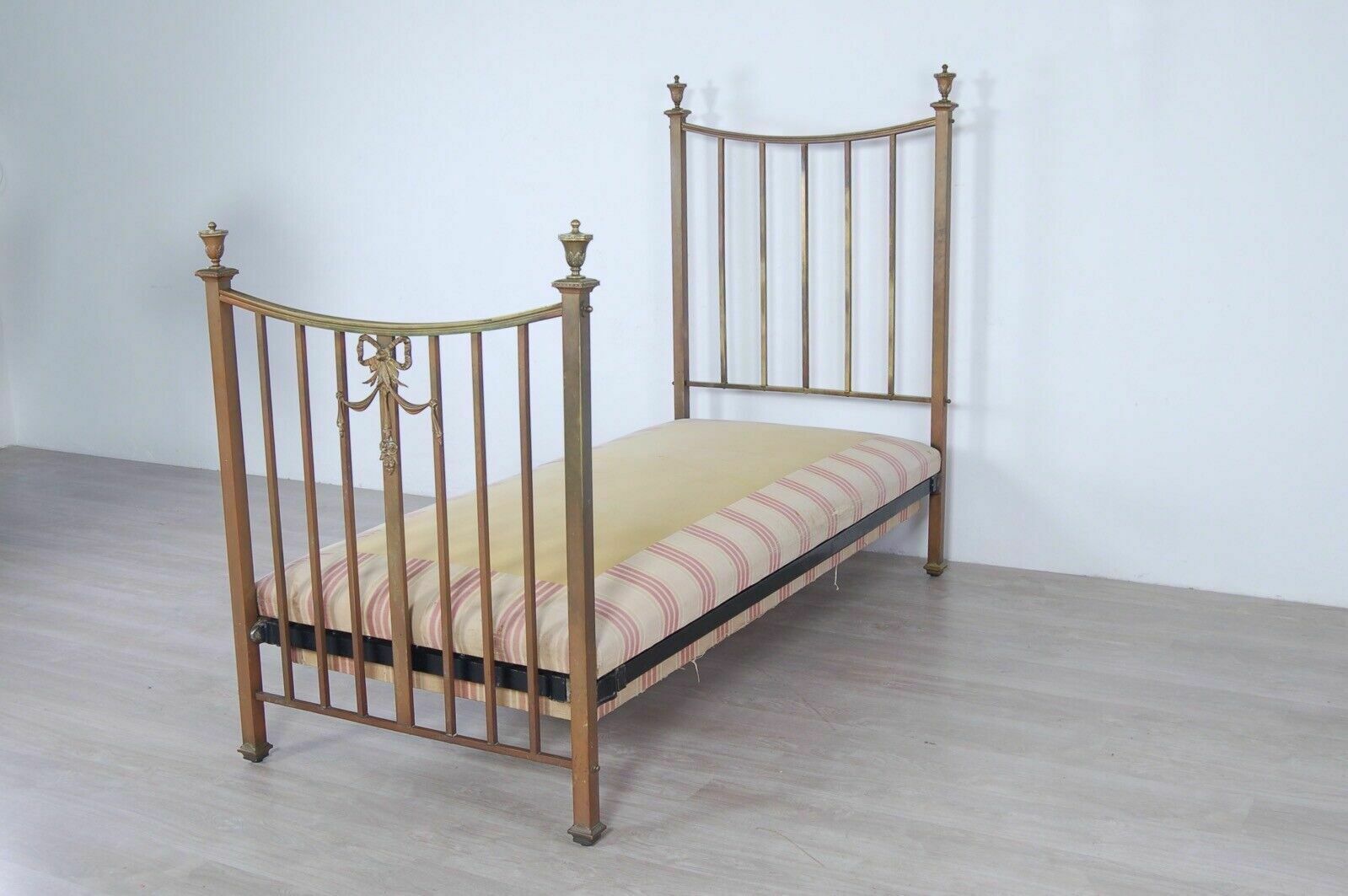 Antique Single Bed Structure In Brass From The Late 1800s And Early 1900s. Old Headboard