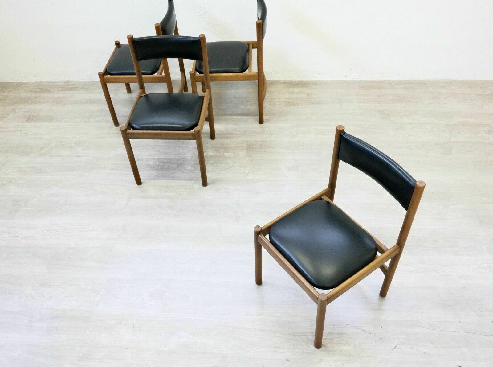 photo furniture Set Of 4 Isa Bergamo Design Chairs In Wood And Black Leather. Italian Manufacture. 1960s