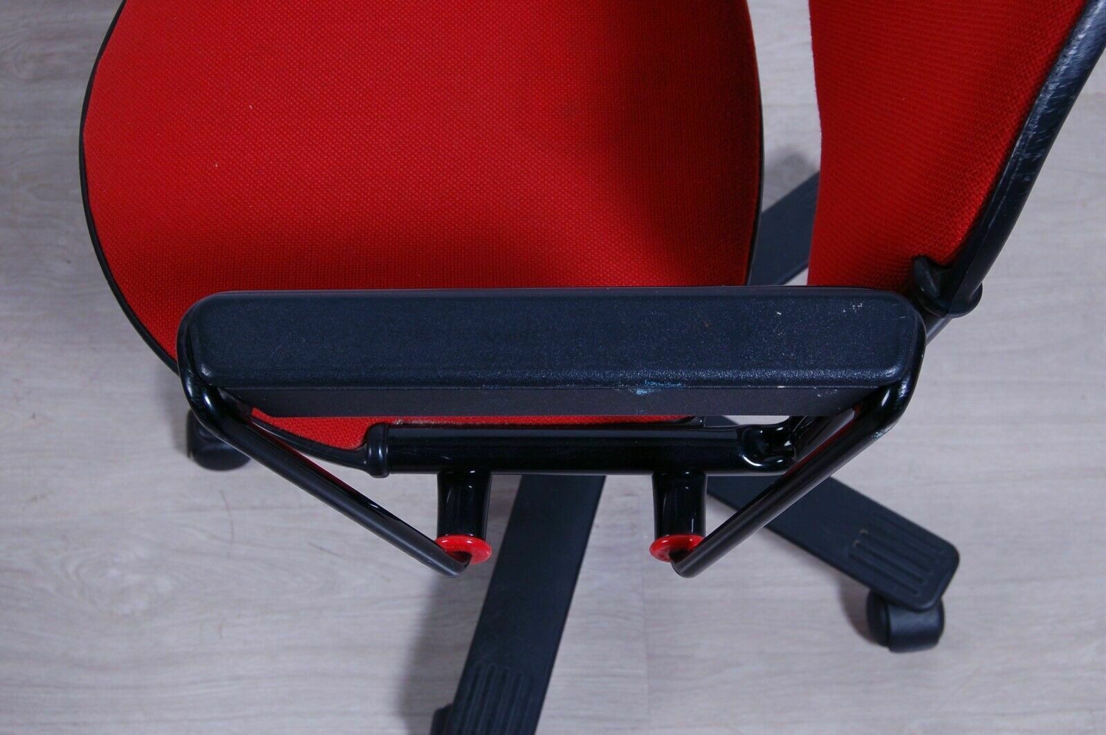 photo furniture Modulamm Red Swivel Office Chair Designed By Lucci Orlandini From The 1990s