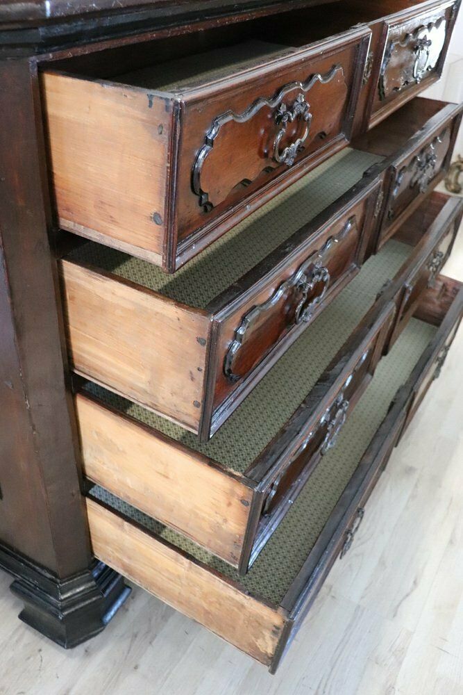 photo furniture Antique Chest Of Drawers In Walnut 17th Century