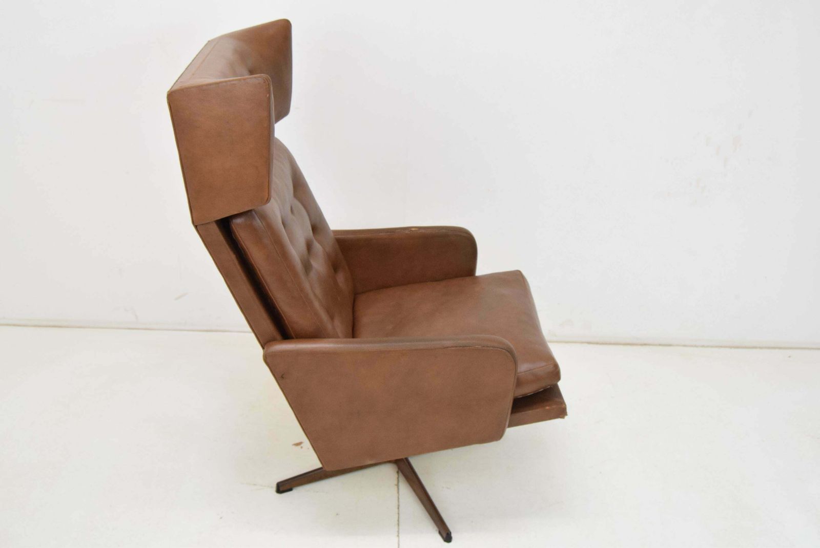 Mid Century Leatherette Rotatable Armchair, 1960's. photo vintage