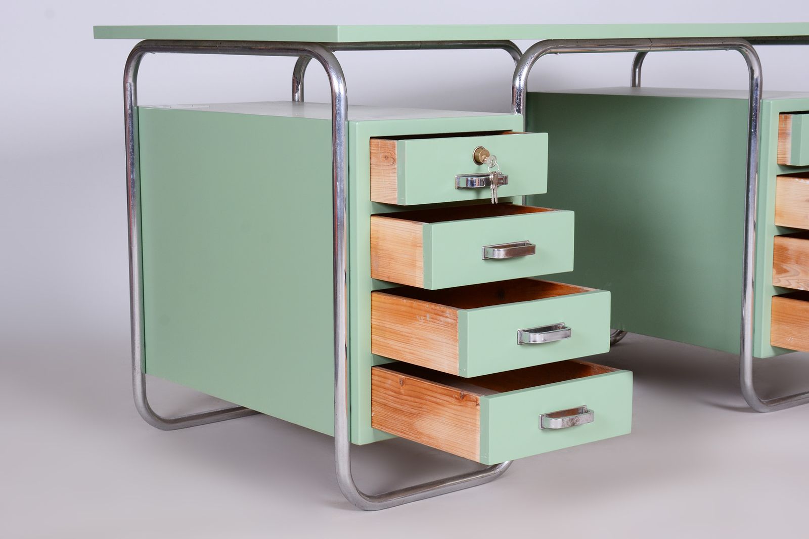 photo vintage Bauhaus Writing Desk And Chair, Marcel Breuer, Thonet, Chrome Plated Steel, Lacquered Wood, Czechia, 1930s