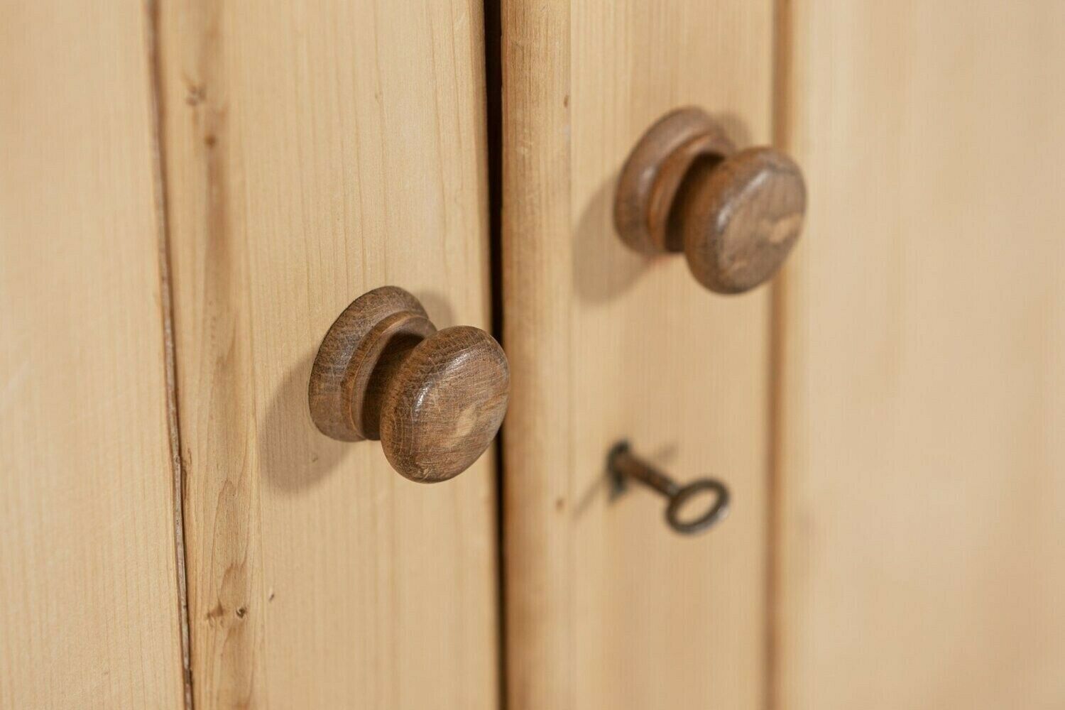 photo furniture 19thc English Pine Linen Press