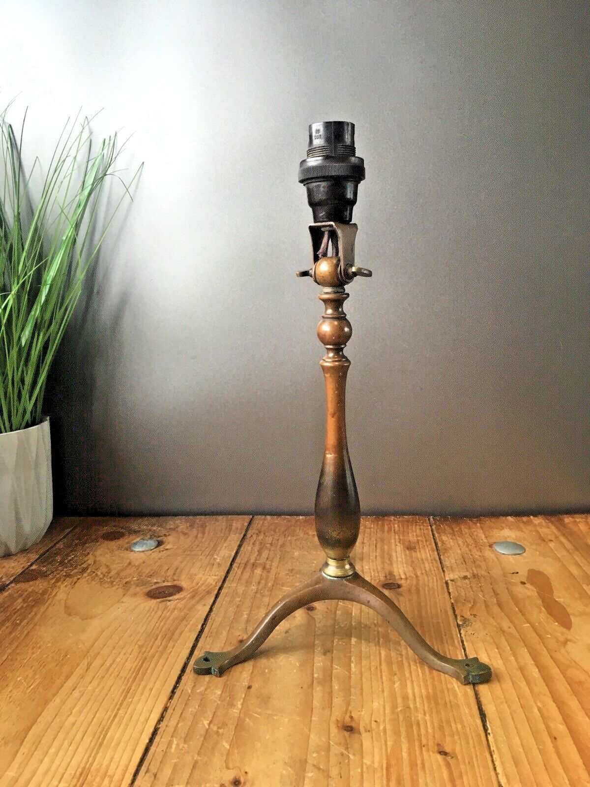 220.0 Antique Arts & Crafts Articulated Brass Candlestick Carriage Lamp Base Light photo