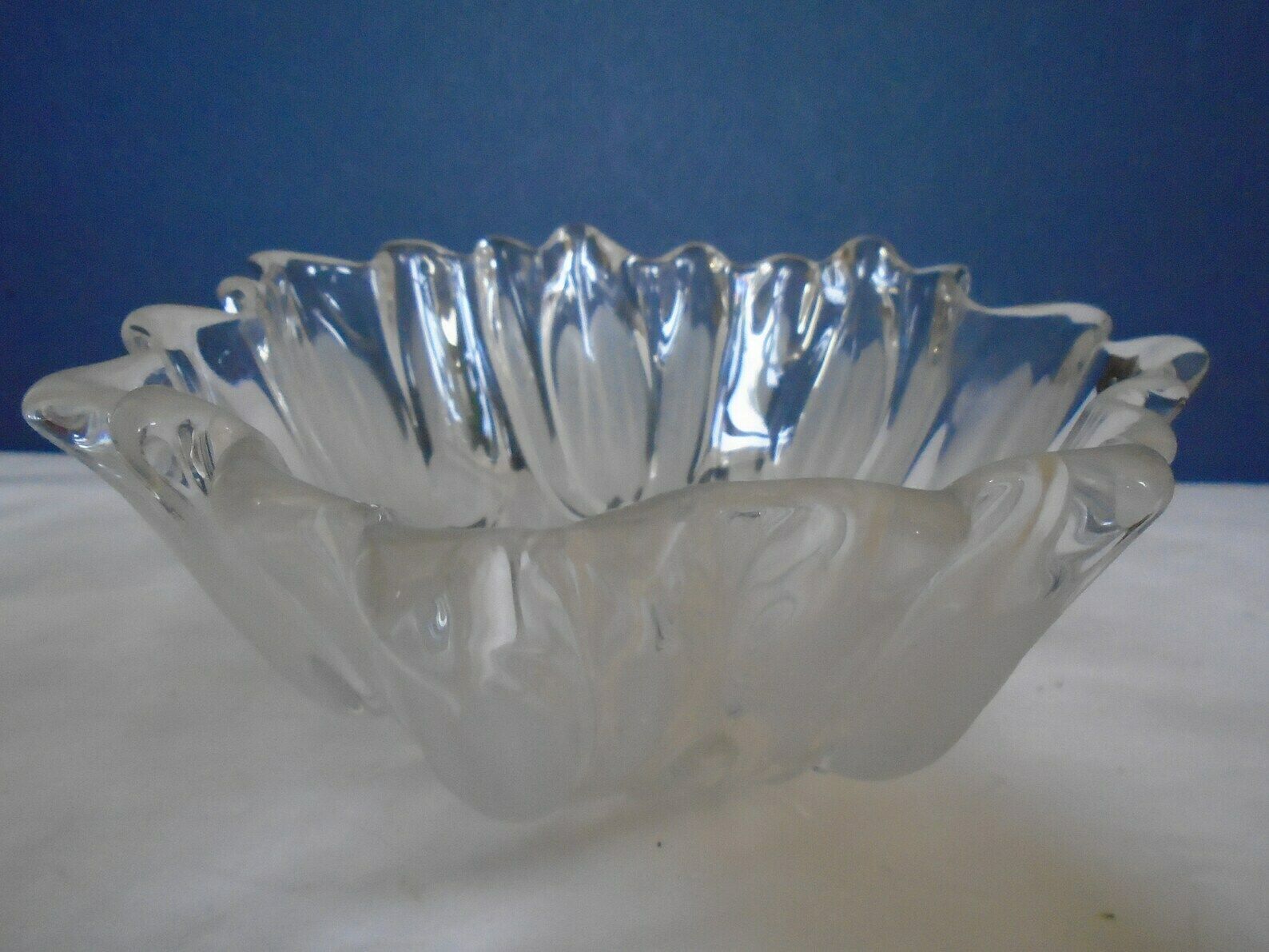Beautiful Vintage Pressed Glass Bowl, Clear Faceted Glass Basin, Tulip Design, Spring Bowl photo vinterior