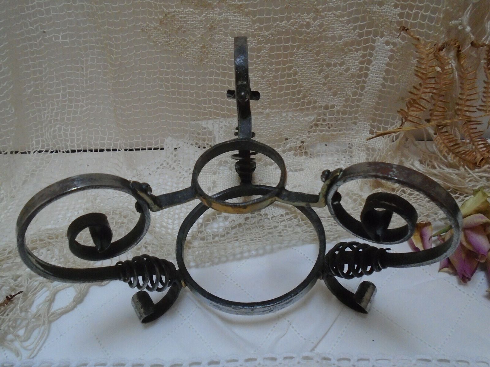 Vintage Franse koperen theepot / waterketel op zwart smeedijzeren standaard, decoratief boerenkeukenkoper photo vinterior