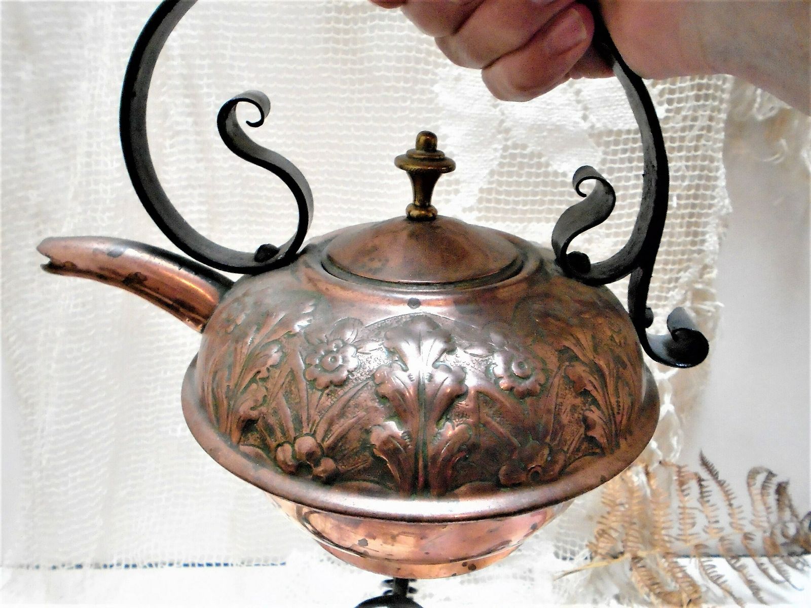 Vintage Franse koperen theepot / waterketel op zwart smeedijzeren standaard, decoratief boerenkeukenkoper photo vintage