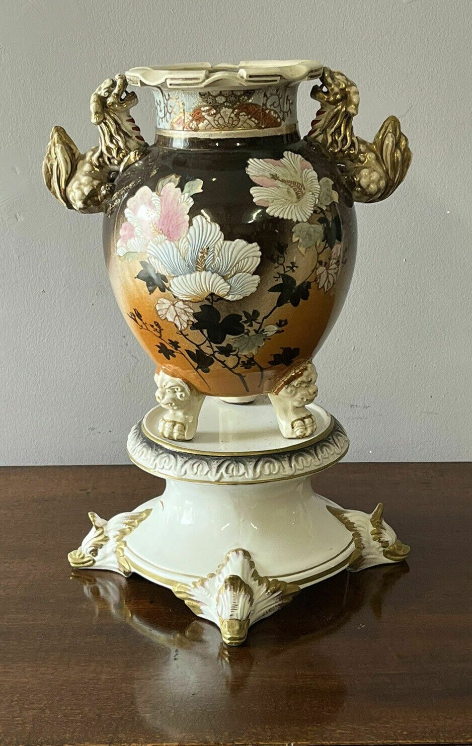 Satsuma Dogs Of Fo Vase On Stand. Large & Impressive