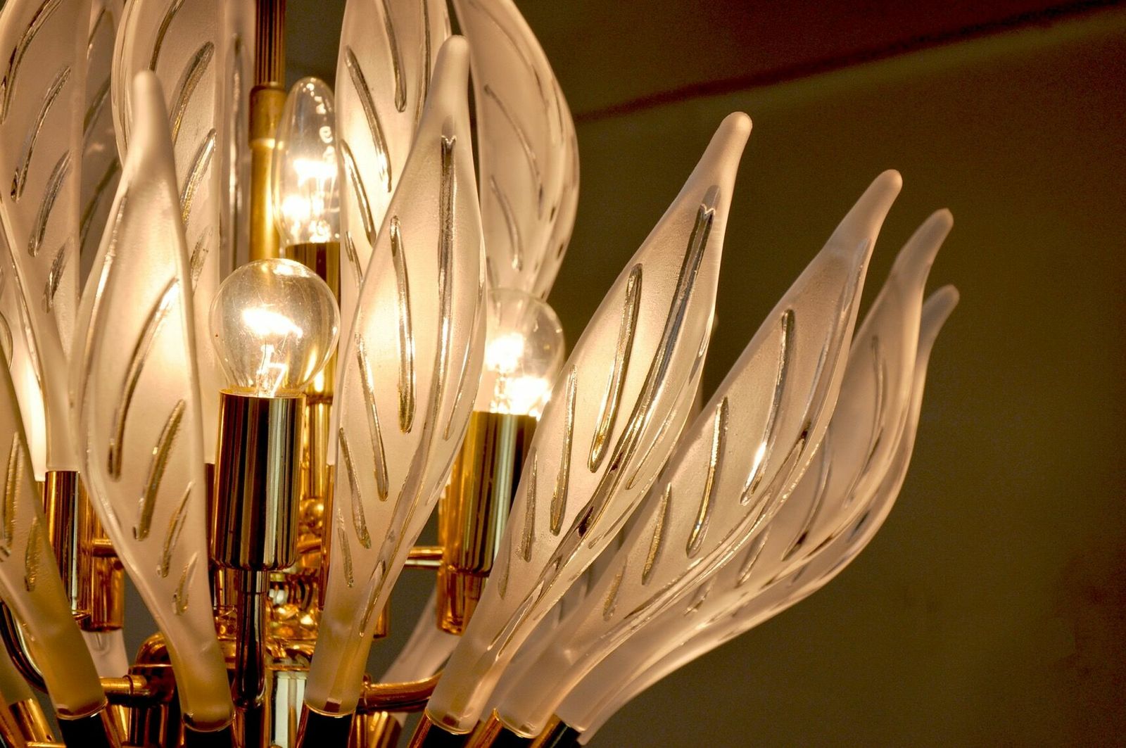 photo furniture Floral Chandelier By Venini Leaves In Murano Glass Italy, 1970