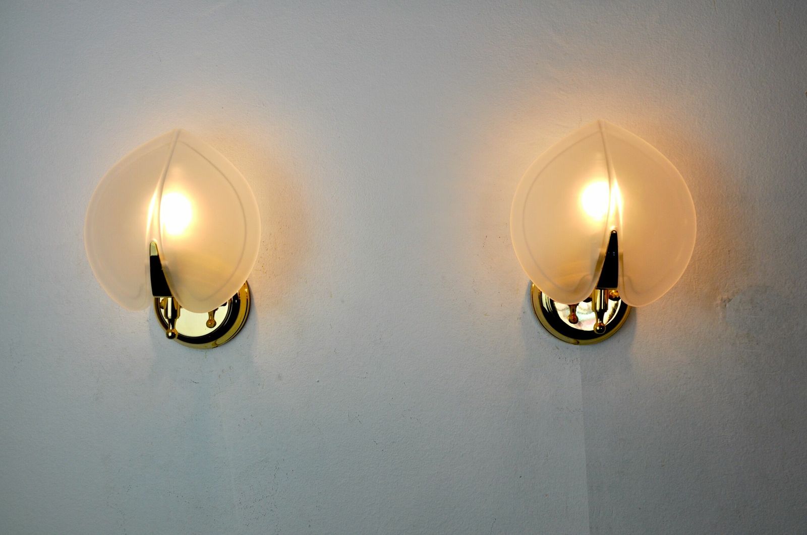 Pair Of "Leaf" Sconces In Opaque Glass, Murano, Italy 1980 photo furniture