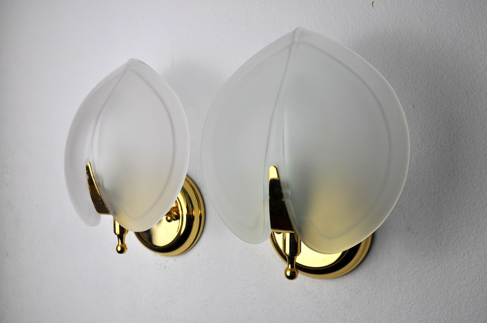 Pair Of "Leaf" Sconces In Opaque Glass, Murano, Italy 1980 photo 1664.0