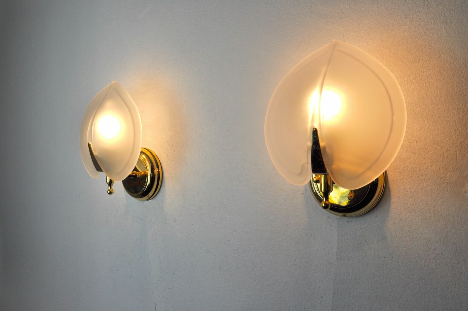 Pair Of "Leaf" Sconces In Opaque Glass, Murano, Italy 1980 photo vinterior