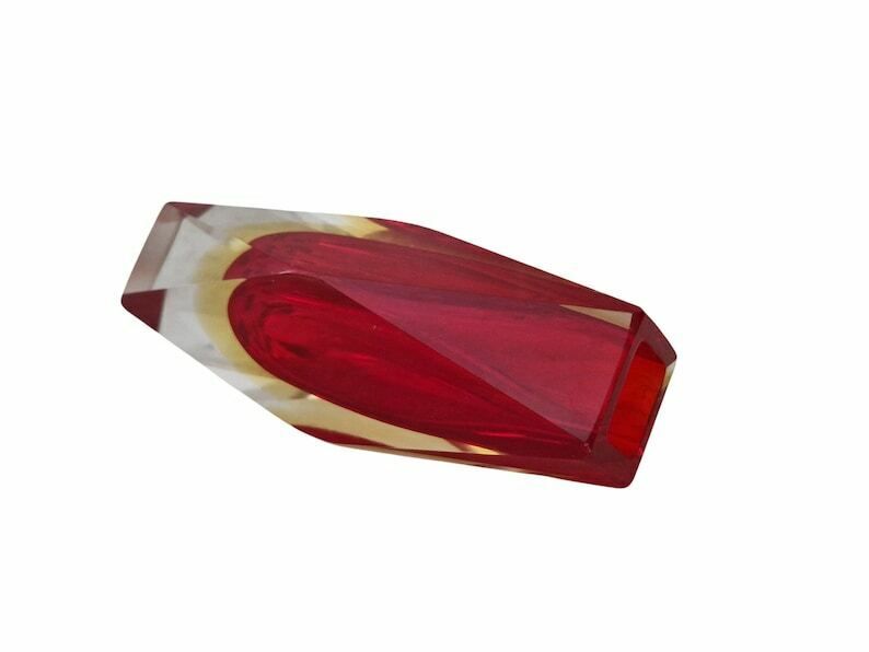 photo furniture Rode Sommerso Murano Vaas Met Geslepen Facetten, Mid Century, Mandruzzato, Tweelaags Glas