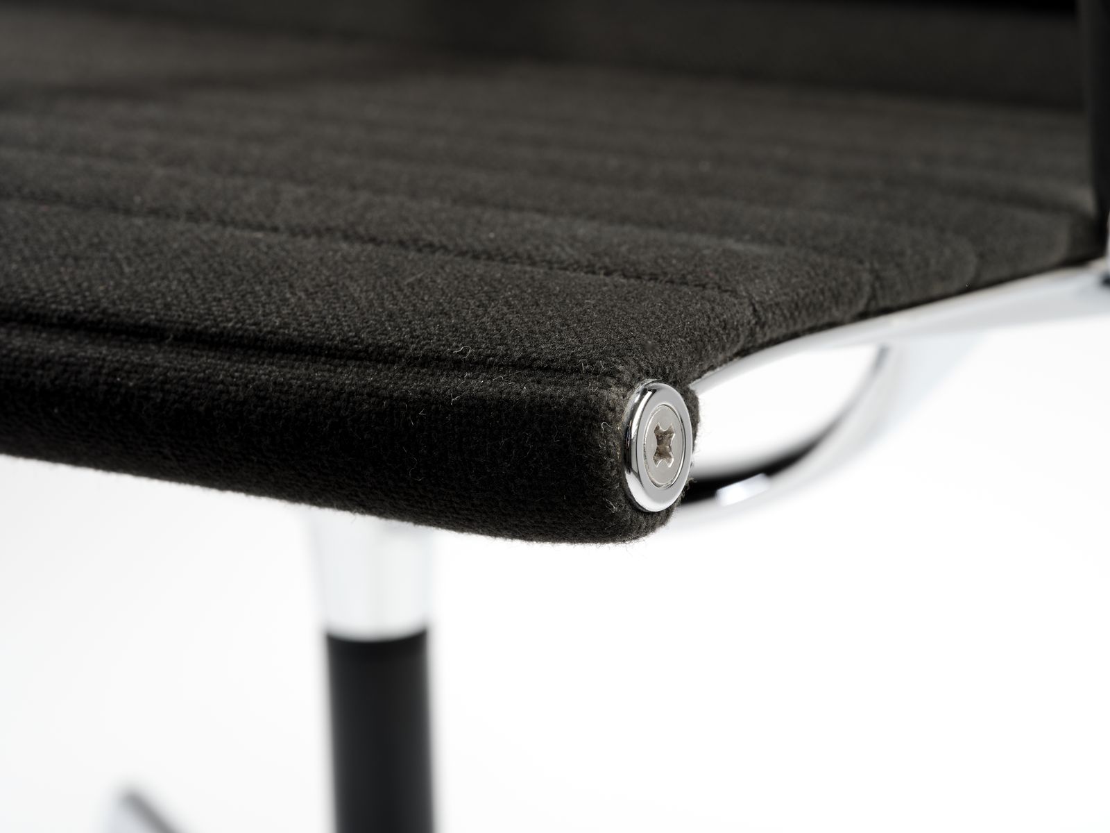 photo vinterior Vintage Vitra Eames Aluminium Group Ea108 Swivel Office Desk Chairs In Black Hopsack, Circa 1990's, 4 Matching Chairs Available.