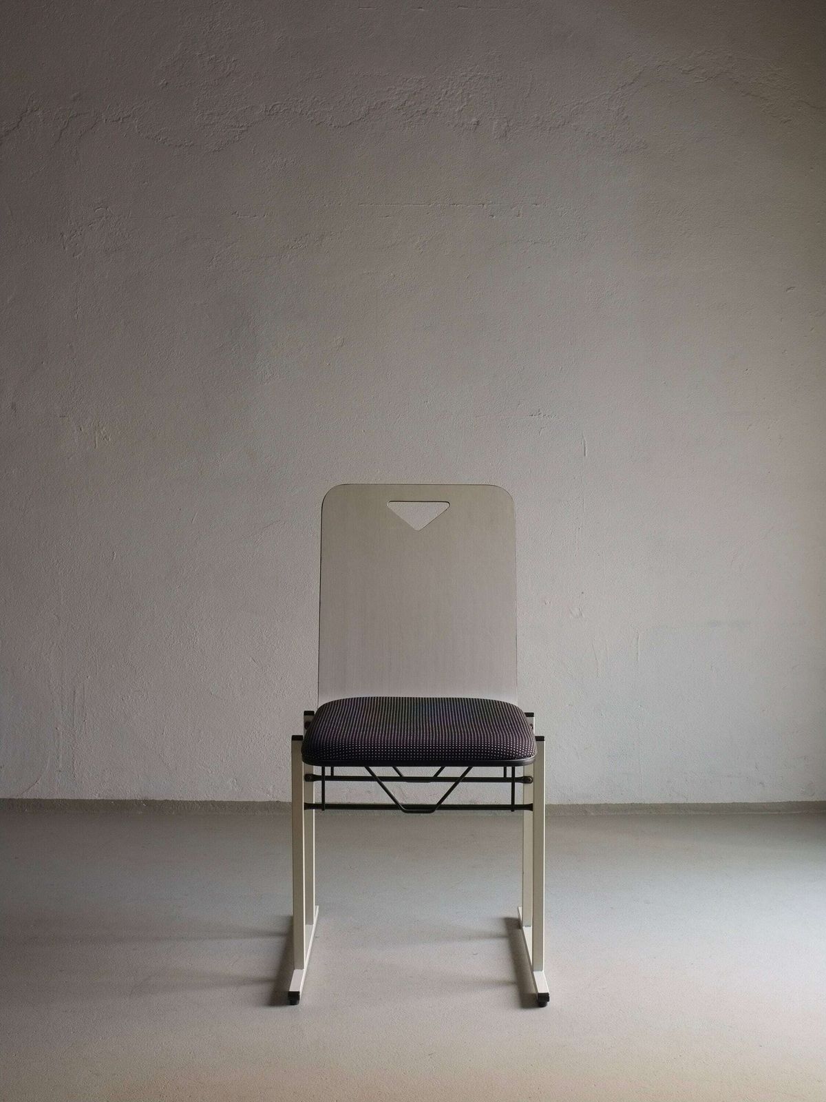 4 White Metal Chairs Yrjö Kukkapuro | Avarte Finland | Vintage photo 2015.0