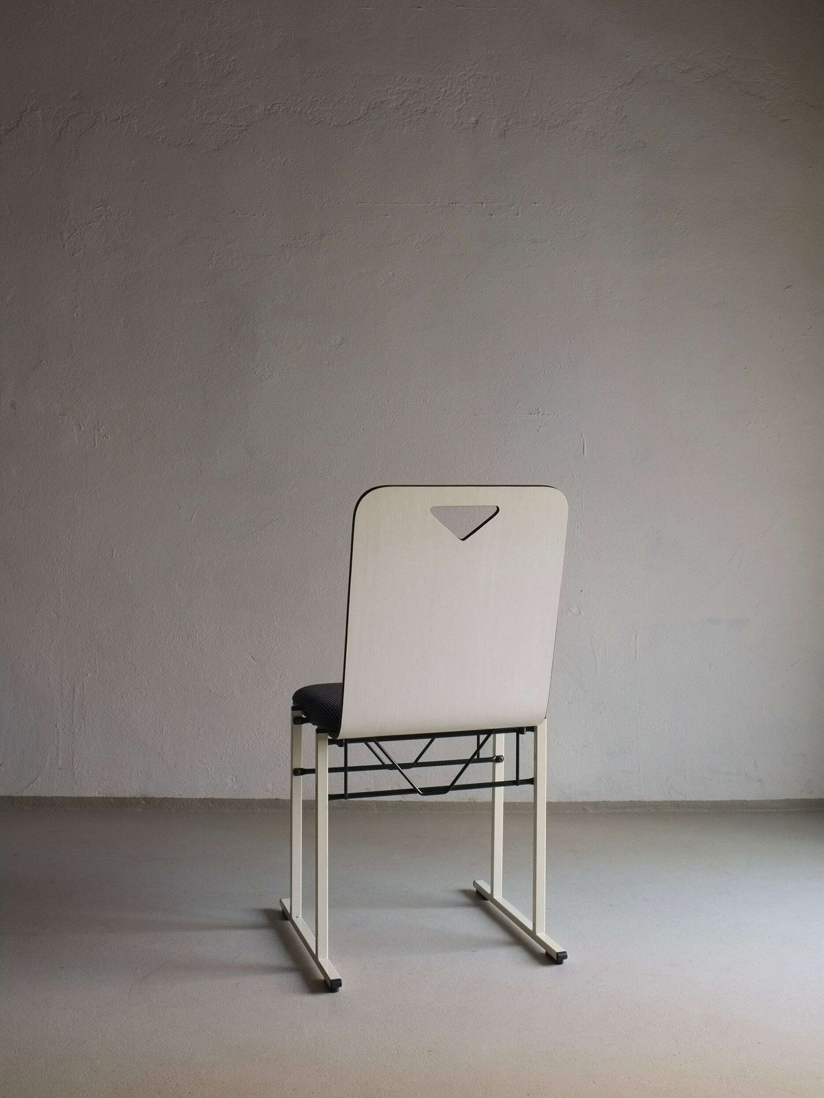 4 White Metal Chairs Yrjö Kukkapuro | Avarte Finland | Vintage photo vinterior