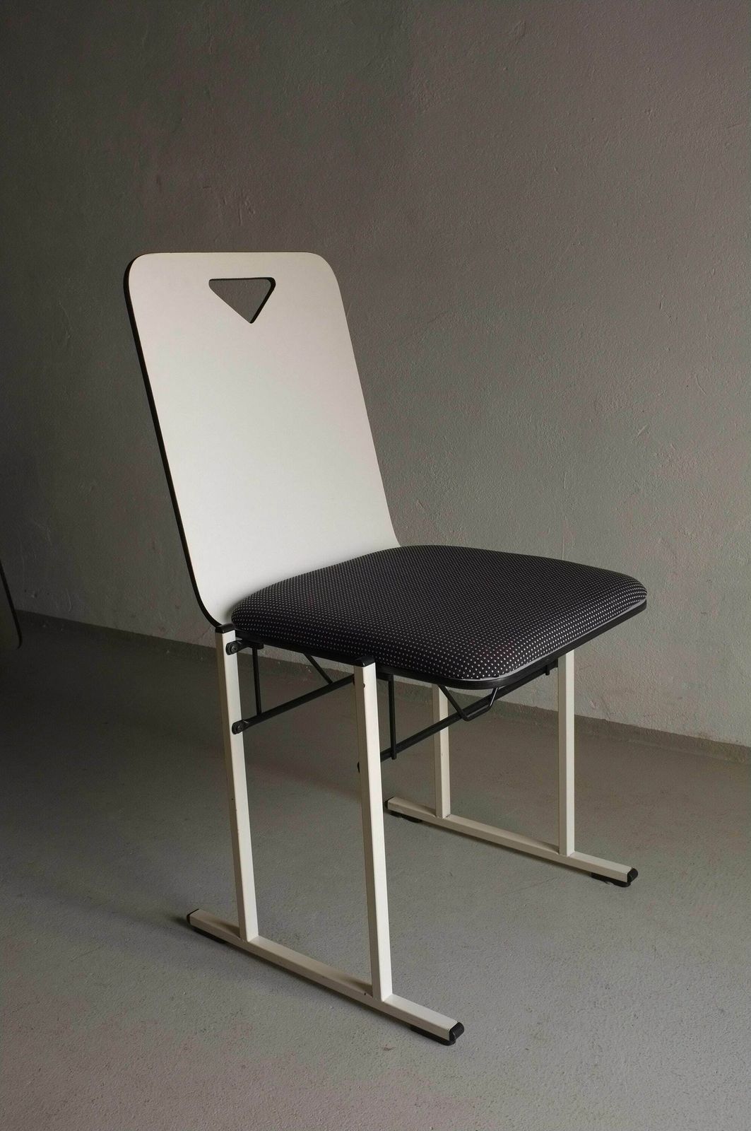 4 White Metal Chairs Yrjö Kukkapuro | Avarte Finland | Vintage photo vintage