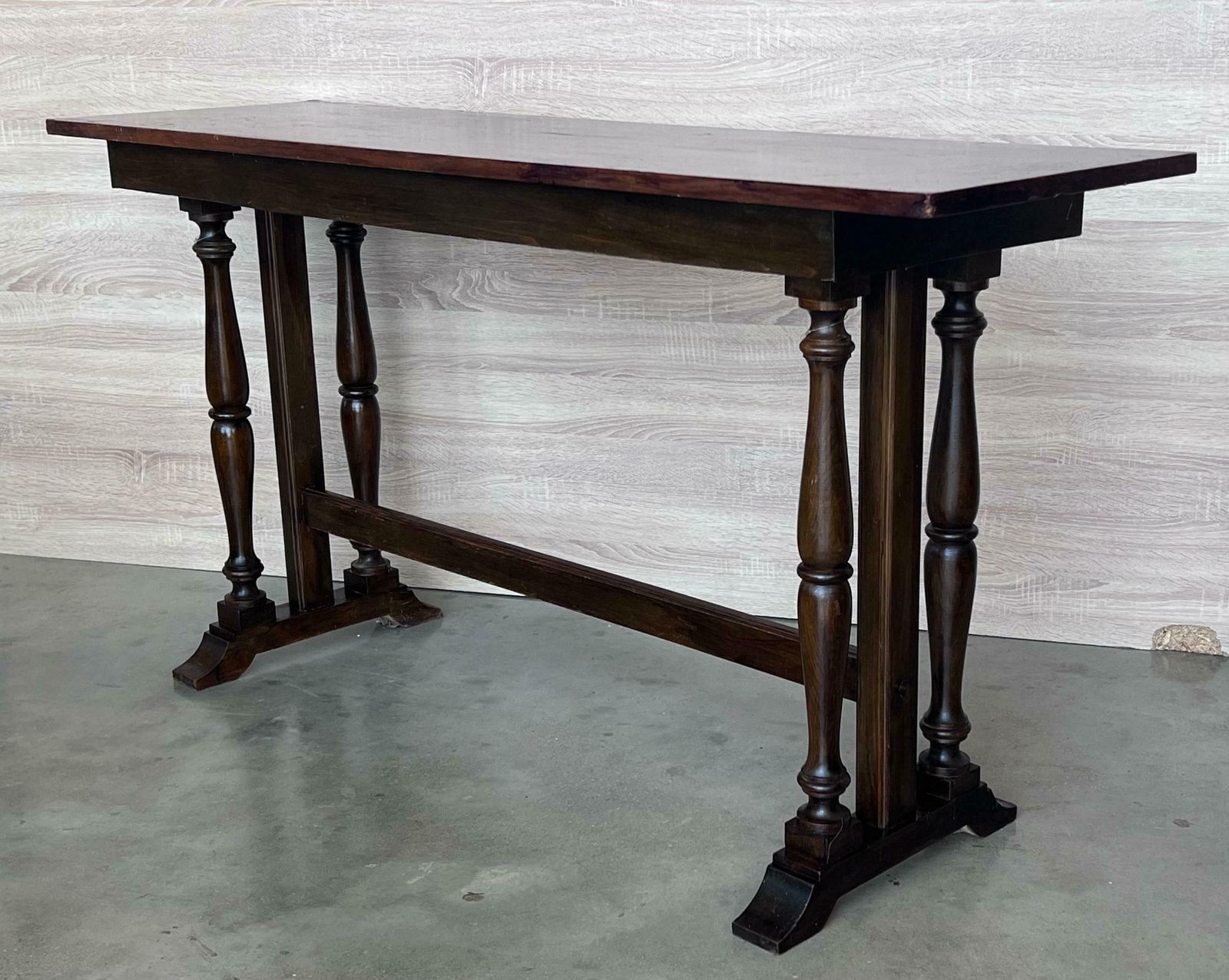 Table d'appoint ou console espagnole en noyer, XXe siècle, à triple piétement photo buy