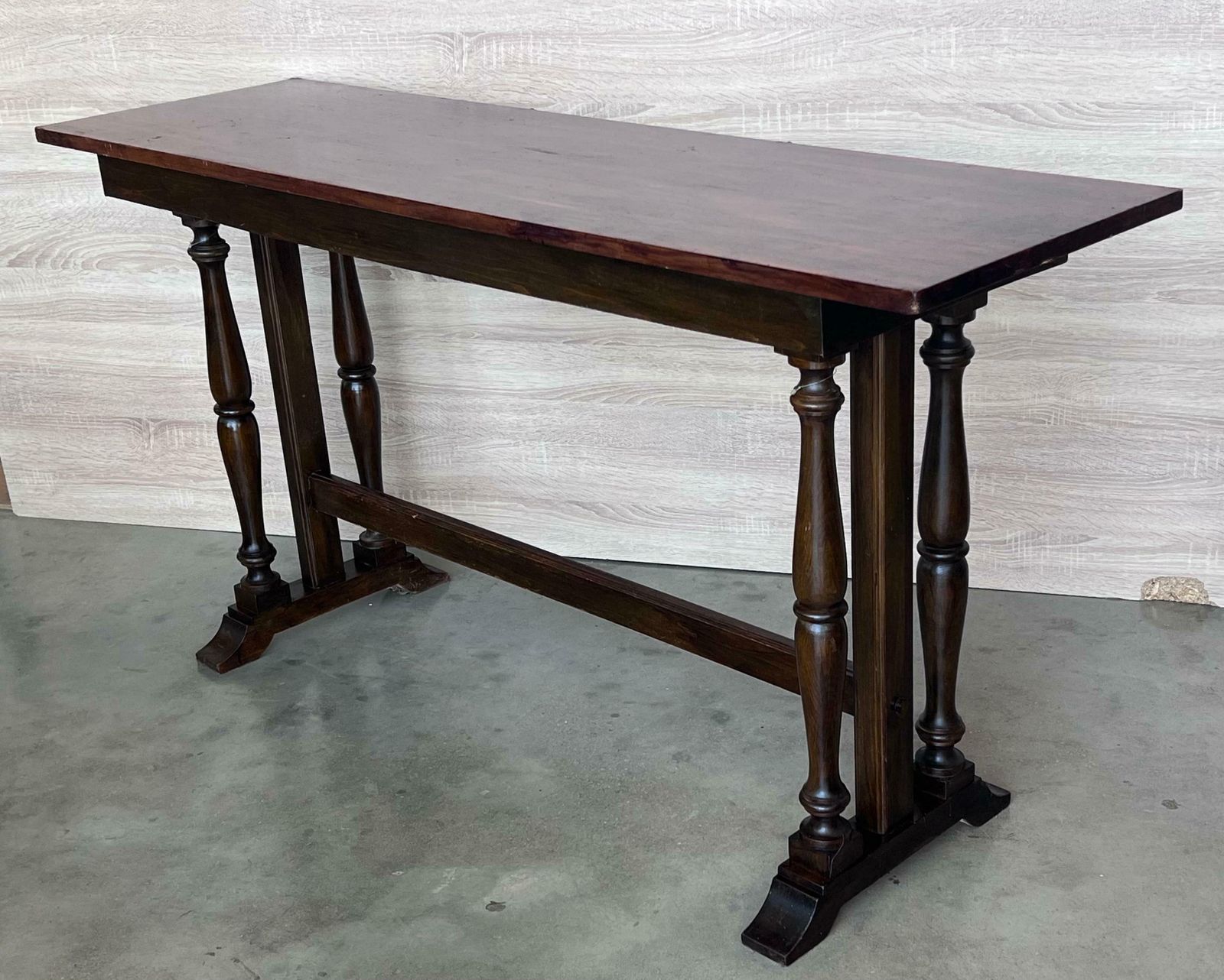 Table d'appoint ou console espagnole en noyer, XXe siècle, à triple piétement photo vintage