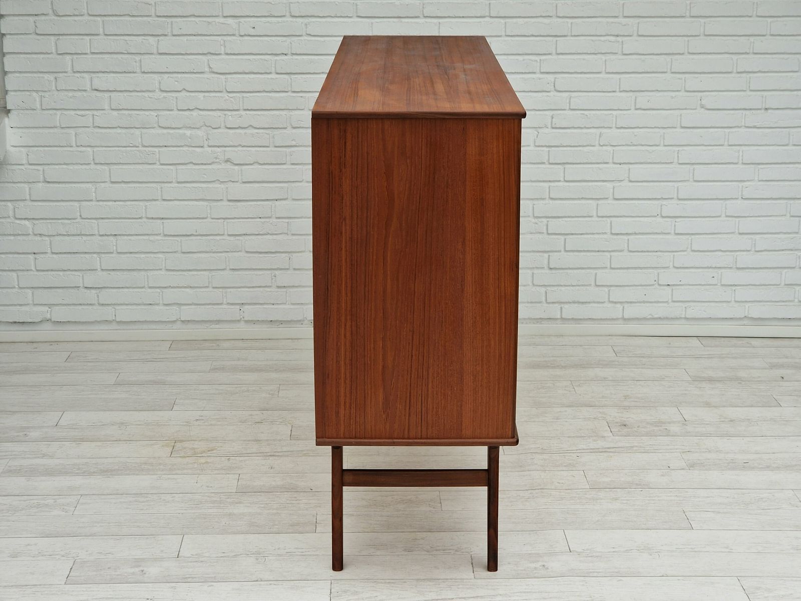 photo vintage 1960s, Vintage Danish Cabinet Chest, Teak Wood.