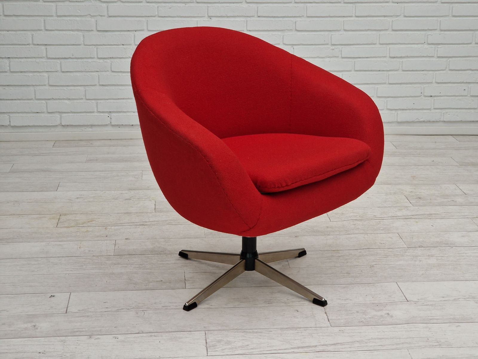 Ca. Jaren 1960, Scandinavisch Design Van Karl Eric Klote, Draaifauteuil, Wollen Bekleding.