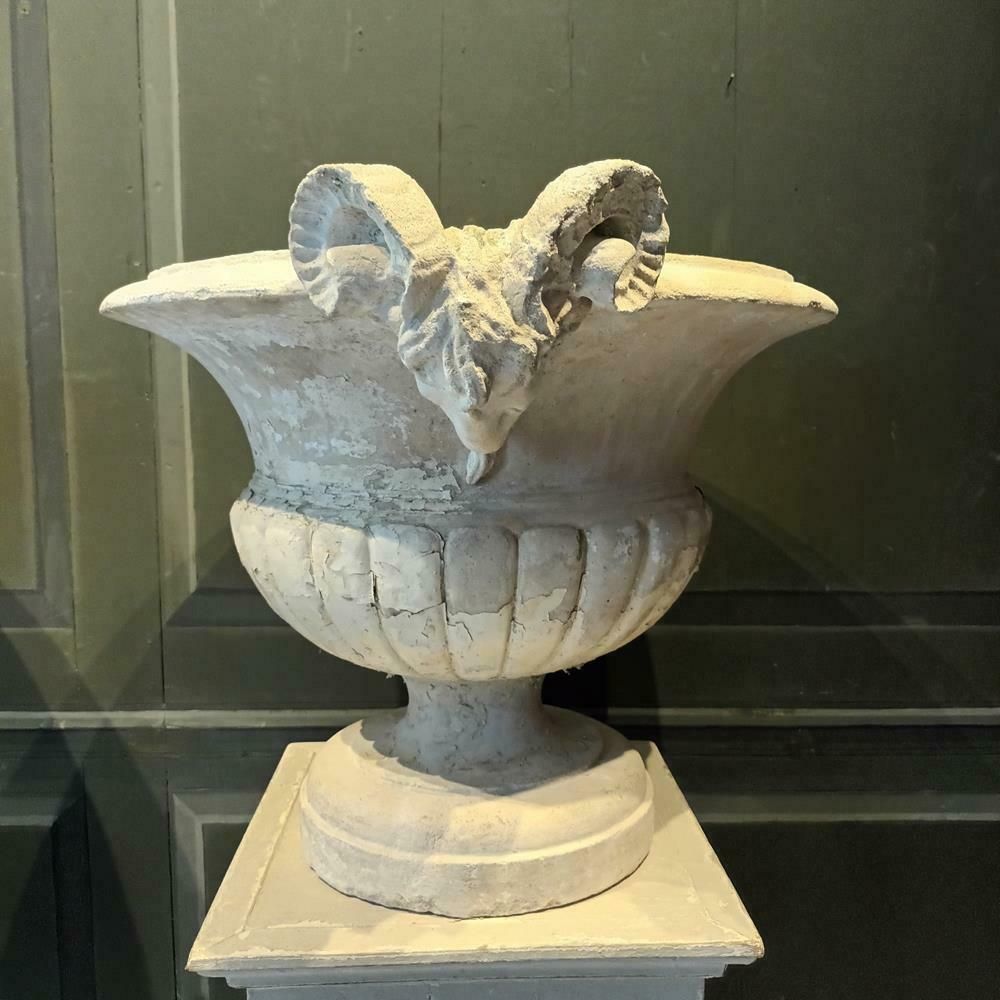 A Pair Of 19th Century Limestone Urns photo vinterior