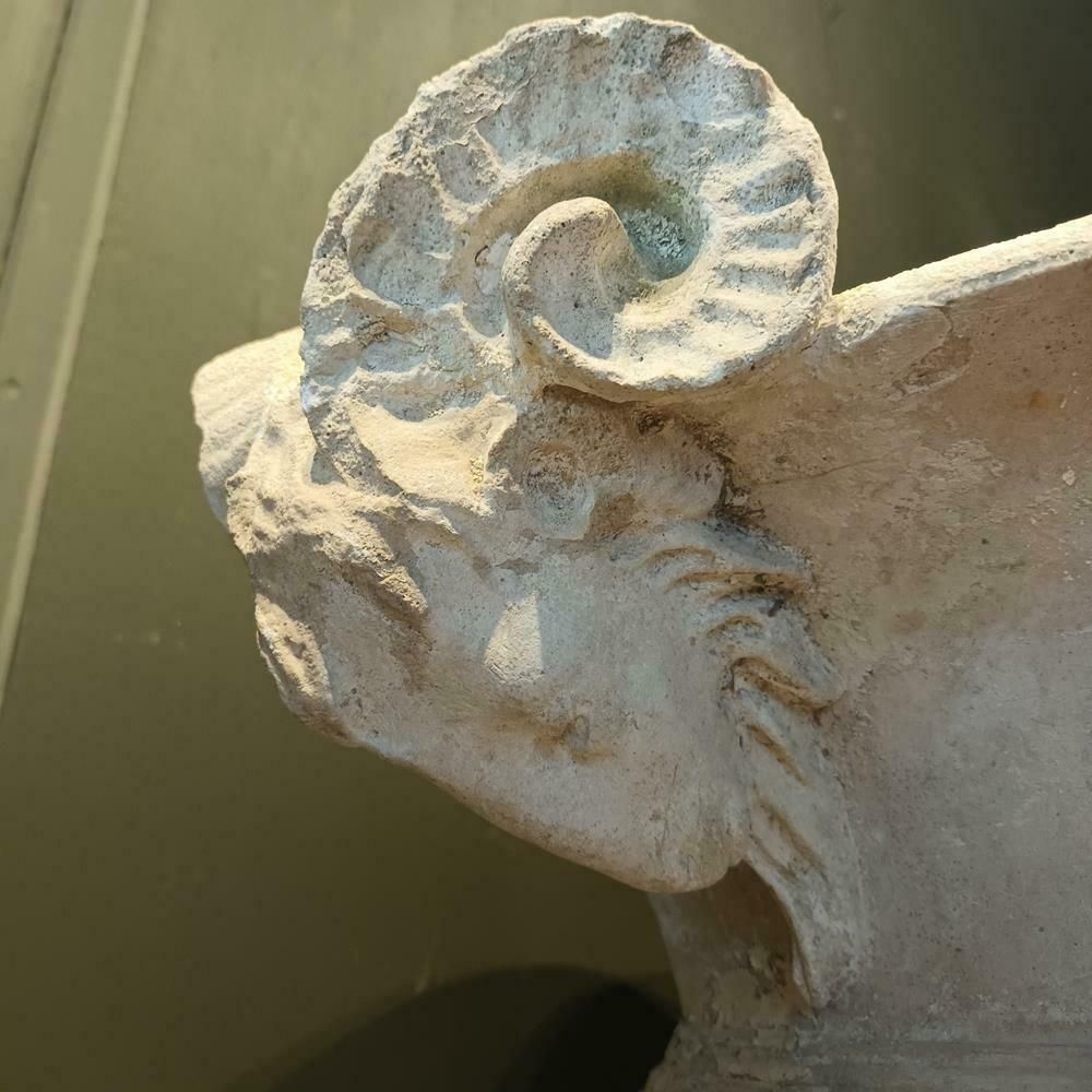 photo vinterior A Pair Of 19th Century Limestone Urns