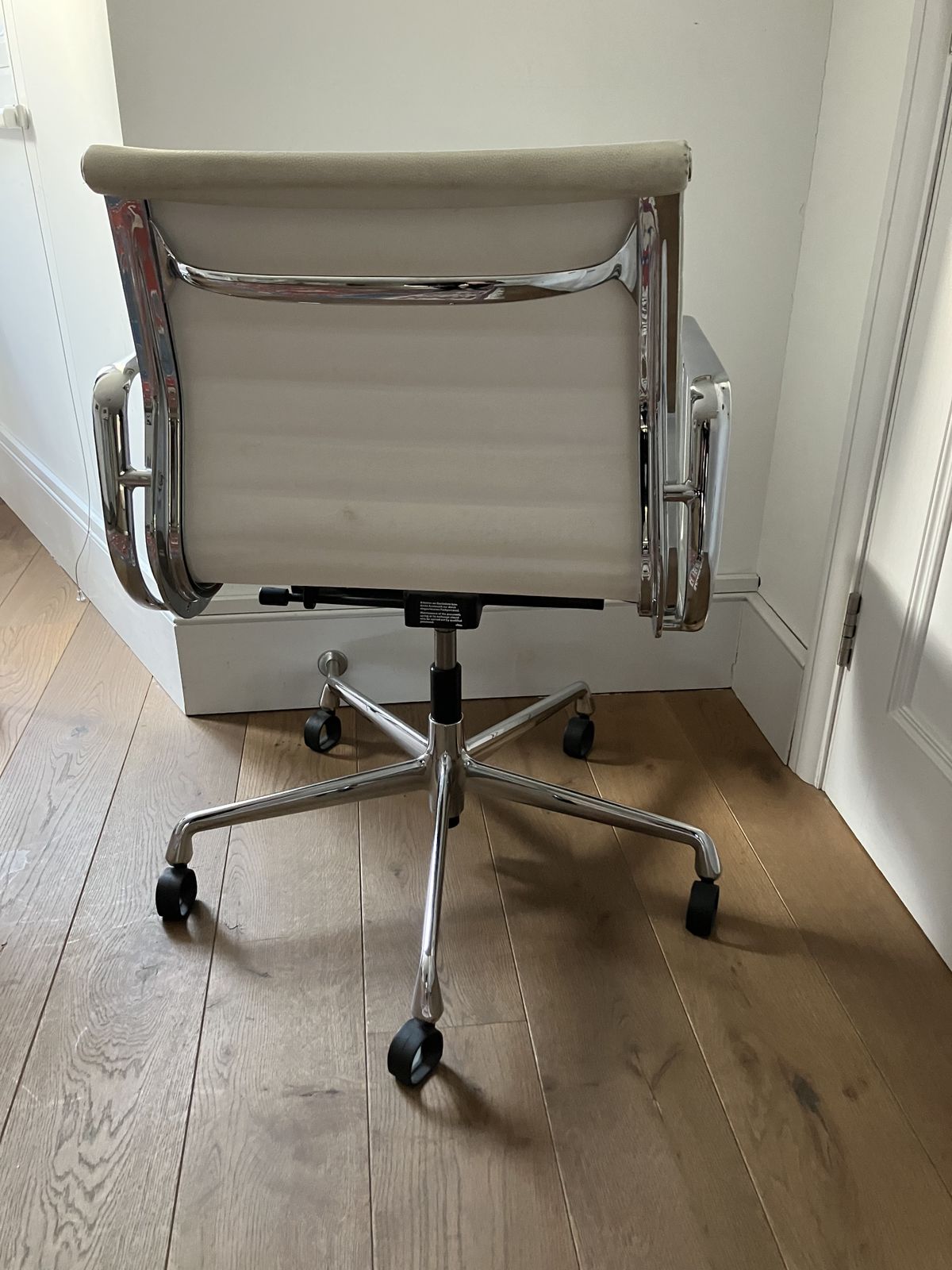 Genuine Charles Eames Vitra Aluminium Office Chair White Leather photo 1300.0