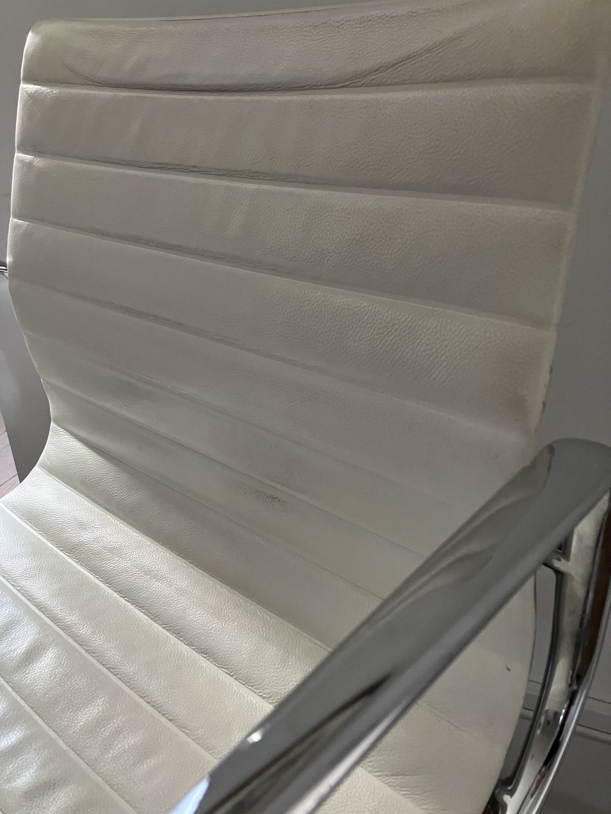 Genuine Charles Eames Vitra Aluminium Office Chair White Leather photo vinterior