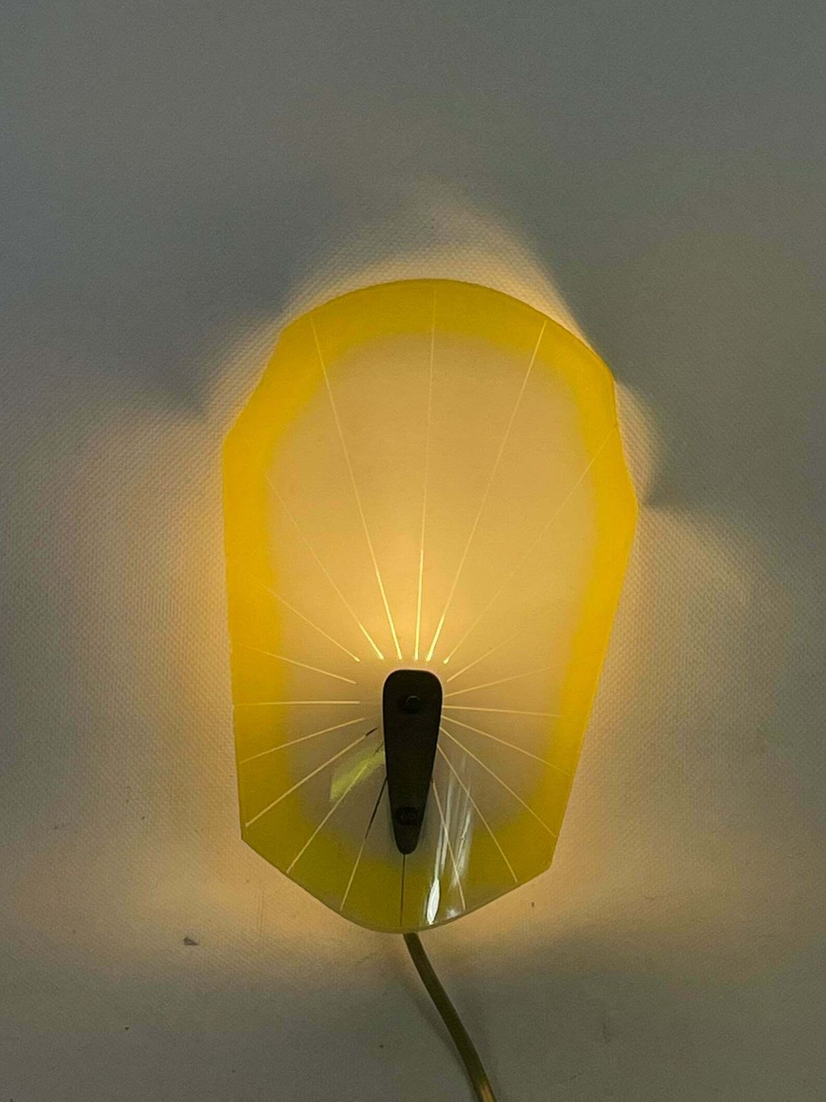 Mid Century Modern Wandlamp Met Geel Witte Glazen Kap En Messing Details photo furniture