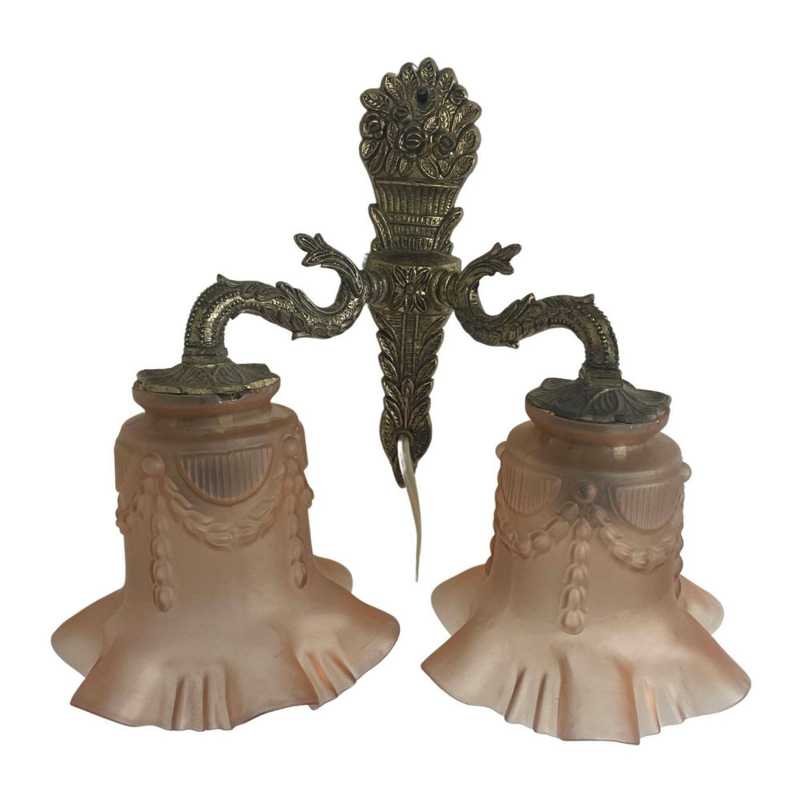 Art Deco Antieke Wandlamp – Messing Armatuur Met Twee Roze Satijnglazen Kappen Met Rokjesmotief photo 180.0